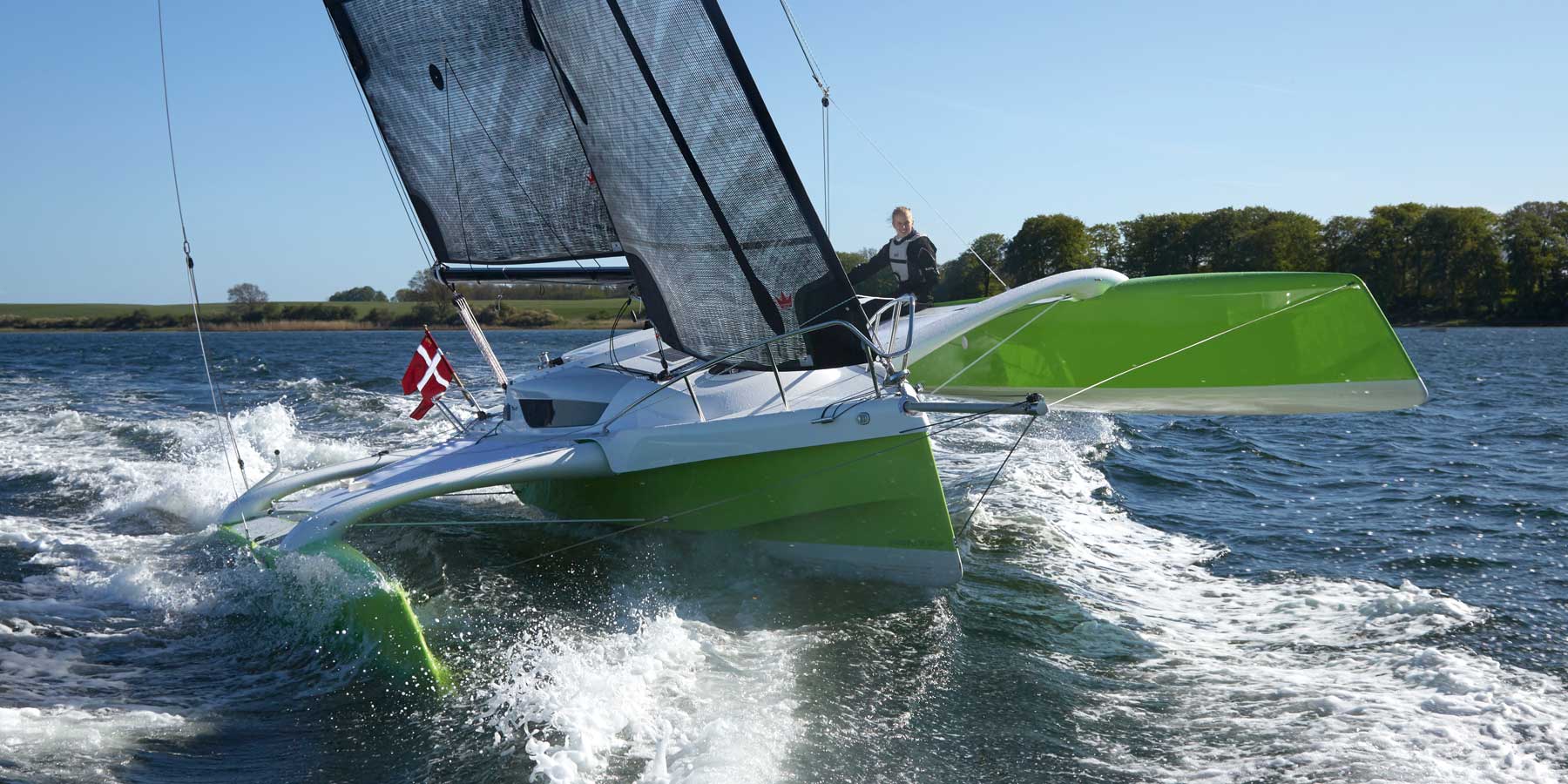 Dragonfly 25 sailing upwind