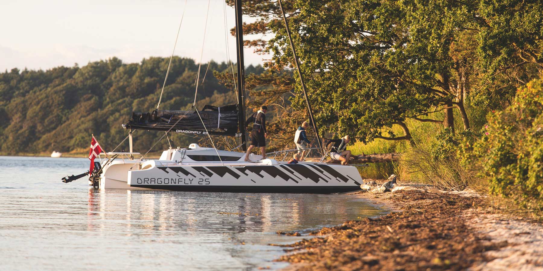 Dragonfly 25 glides right up to the beach