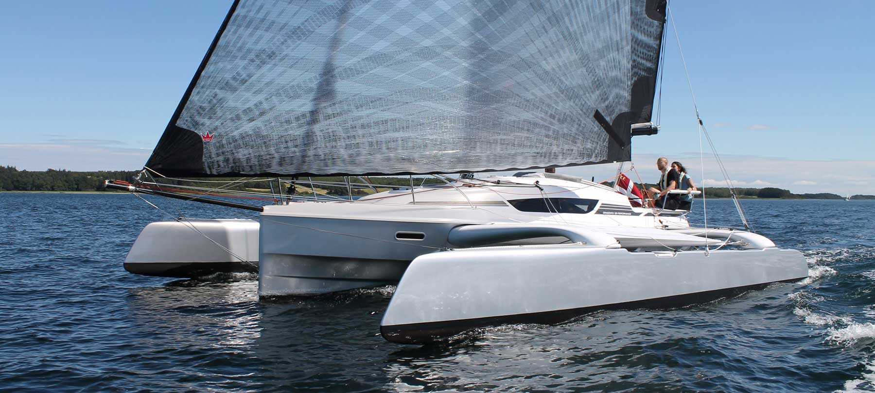 Dragonfly 28 trimaran