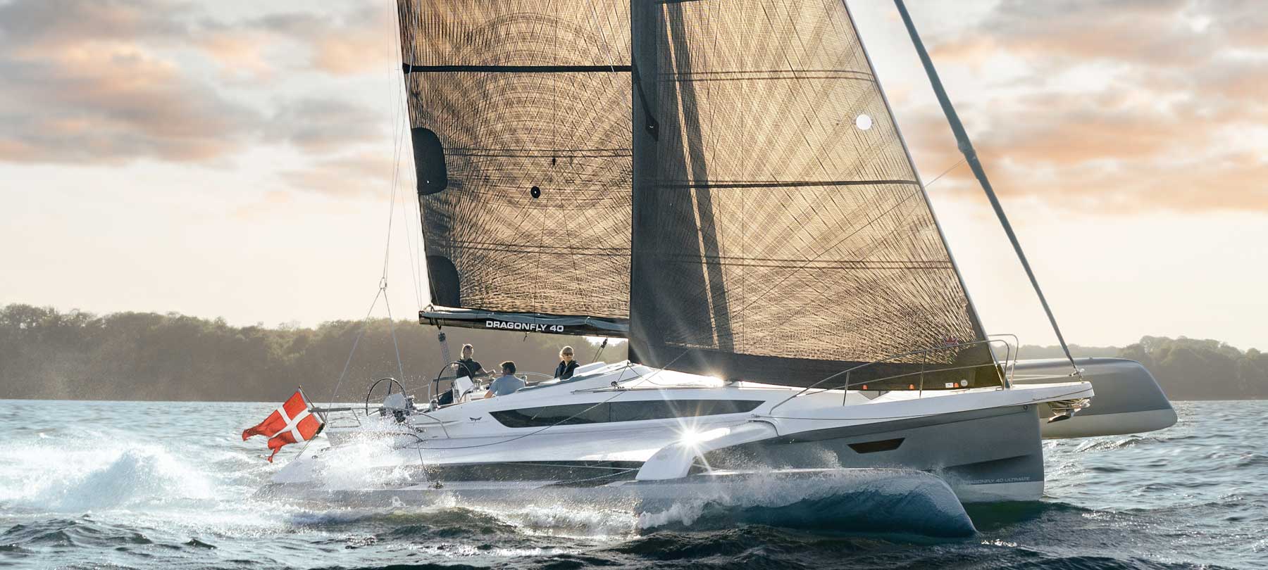 Dragonfly 40 trimaran