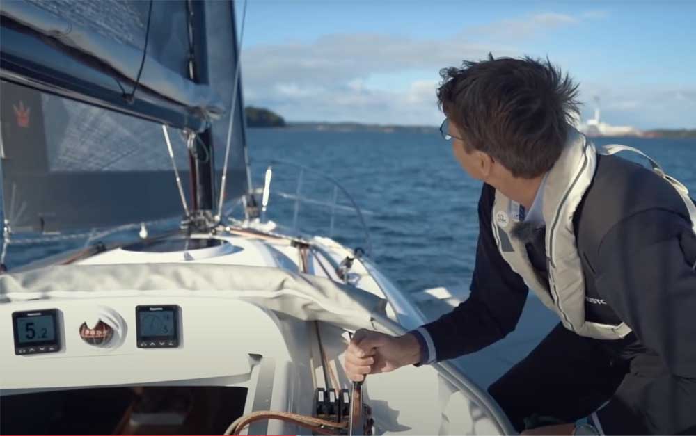 Dragonfly Sail Guide - upwind