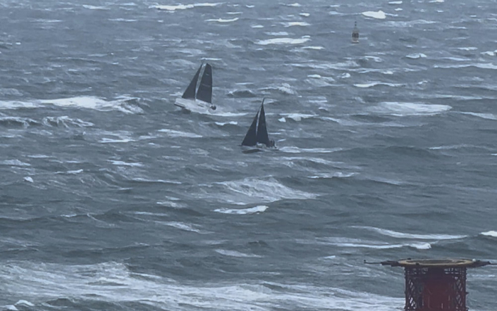 Dragonfly 40 rounding the Needles in rough conditions