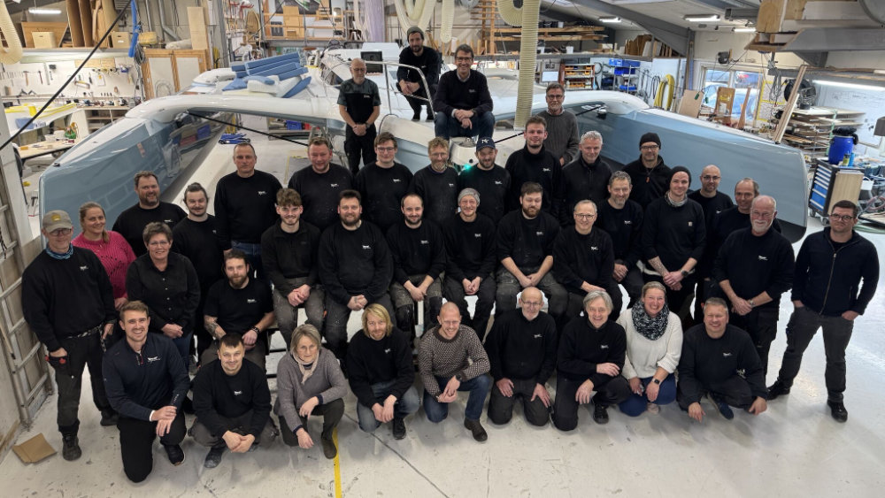 Team photo as Dragonfly 36-01 is prepared for premiere at Boot 25