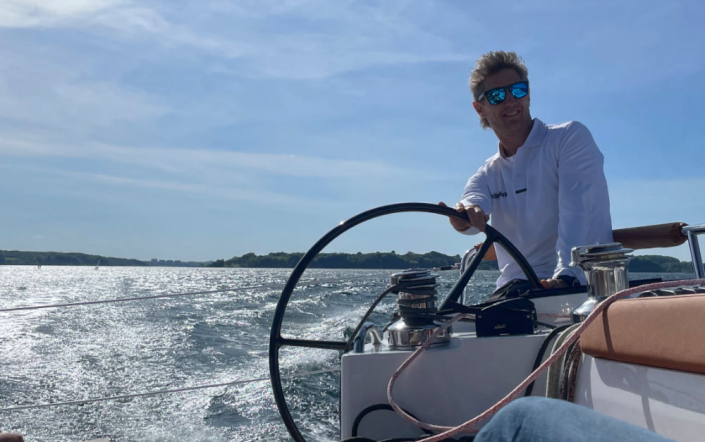 Toby Hodges of Yachting World, helming DF 36 at speed